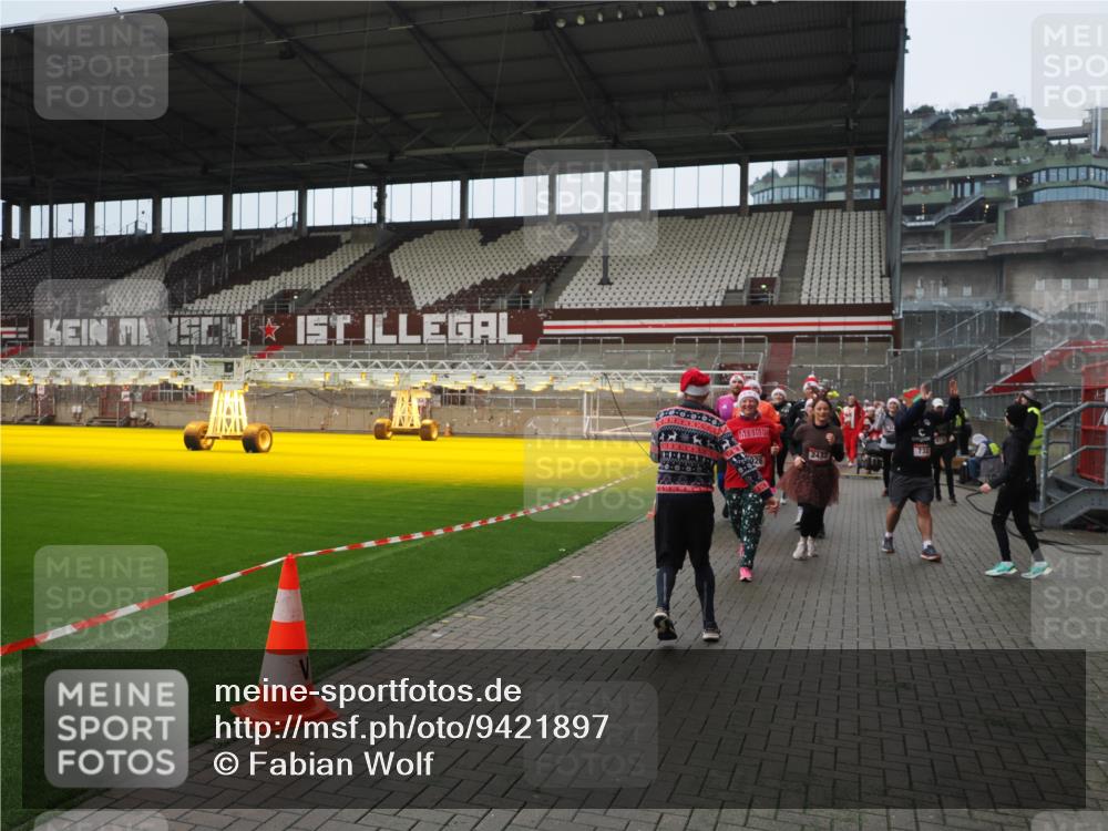 07.12.2025 - St. Pauli X-Mass-Run No. 15 Fabian Wolf http://msf.ph/oto/9421897 07.12.2025 11:48:33 Ziel 616, 732, 1891, 1911, 1926, 1927, 2432, 3023, 3388, 3635, 3638, 3646, 3657, 4134, 4423, 4424, 4426, 4477, 4480 meine-sportfotos.de