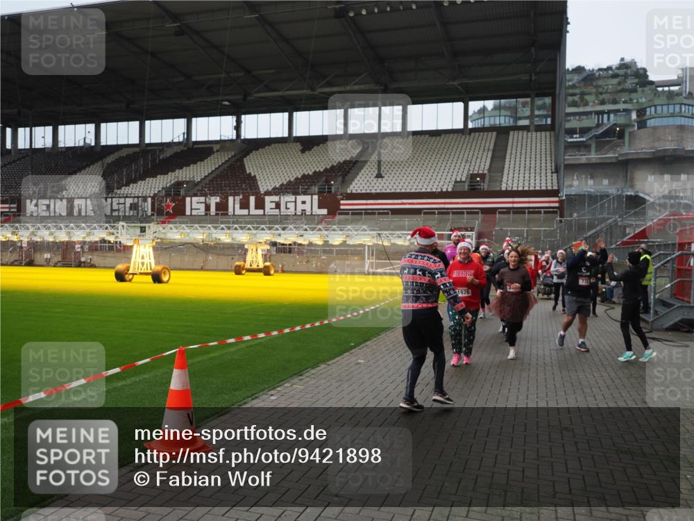 07.12.2025 - St. Pauli X-Mass-Run No. 15 Fabian Wolf http://msf.ph/oto/9421898 07.12.2025 11:48:33 Ziel 616, 732, 1891, 1911, 1926, 1927, 2432, 3023, 3388, 3635, 3638, 3646, 3657, 4134, 4423, 4424, 4426, 4477, 4480 meine-sportfotos.de