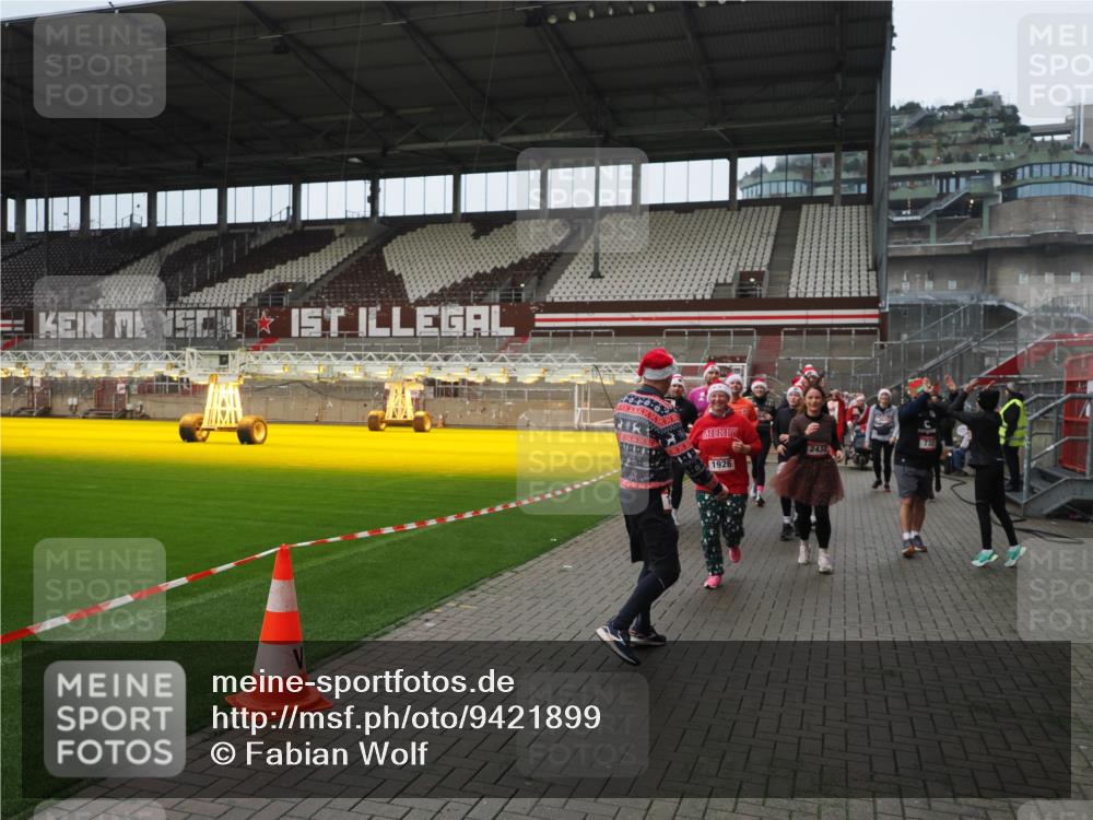 07.12.2025 - St. Pauli X-Mass-Run No. 15 Fabian Wolf http://msf.ph/oto/9421899 07.12.2025 11:48:33 Ziel 616, 732, 1891, 1911, 1926, 1927, 2432, 3023, 3388, 3635, 3638, 3646, 3657, 4134, 4423, 4424, 4426, 4477, 4480 meine-sportfotos.de