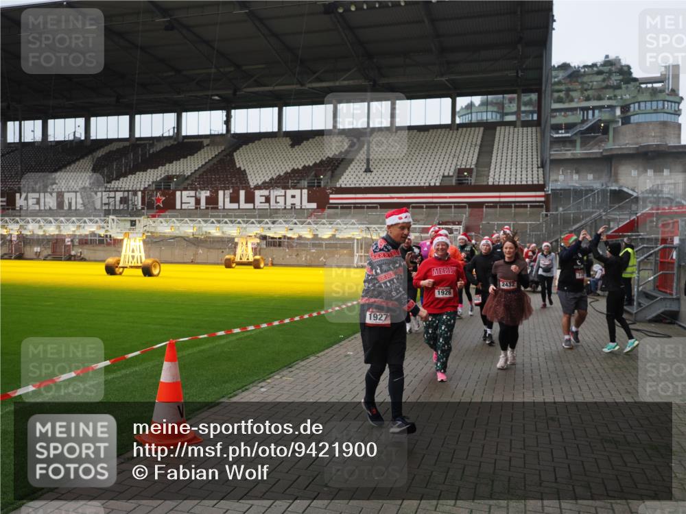 07.12.2025 - St. Pauli X-Mass-Run No. 15 Fabian Wolf http://msf.ph/oto/9421900 07.12.2025 11:48:34 Ziel 616, 732, 1891, 1911, 1926, 1927, 2008, 2432, 3023, 3388, 3635, 3638, 3646, 3657, 4134, 4423, 4424, 4426, 4477, 4480 meine-sportfotos.de