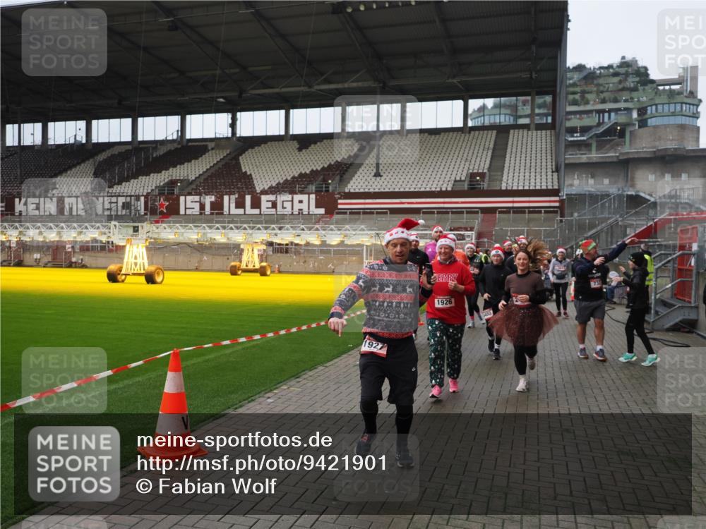 07.12.2025 - St. Pauli X-Mass-Run No. 15 Fabian Wolf http://msf.ph/oto/9421901 07.12.2025 11:48:34 Ziel 616, 732, 1891, 1911, 1926, 1927, 2008, 2432, 3023, 3388, 3635, 3638, 3646, 3657, 4134, 4423, 4424, 4426, 4477, 4480 meine-sportfotos.de