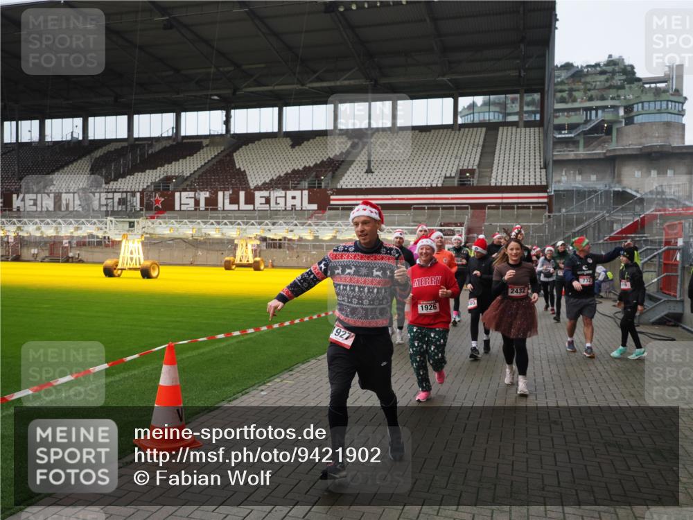 07.12.2025 - St. Pauli X-Mass-Run No. 15 Fabian Wolf http://msf.ph/oto/9421902 07.12.2025 11:48:34 Ziel 616, 732, 1891, 1911, 1926, 1927, 2008, 2432, 3023, 3388, 3635, 3638, 3646, 3657, 4134, 4423, 4424, 4426, 4477, 4480 meine-sportfotos.de