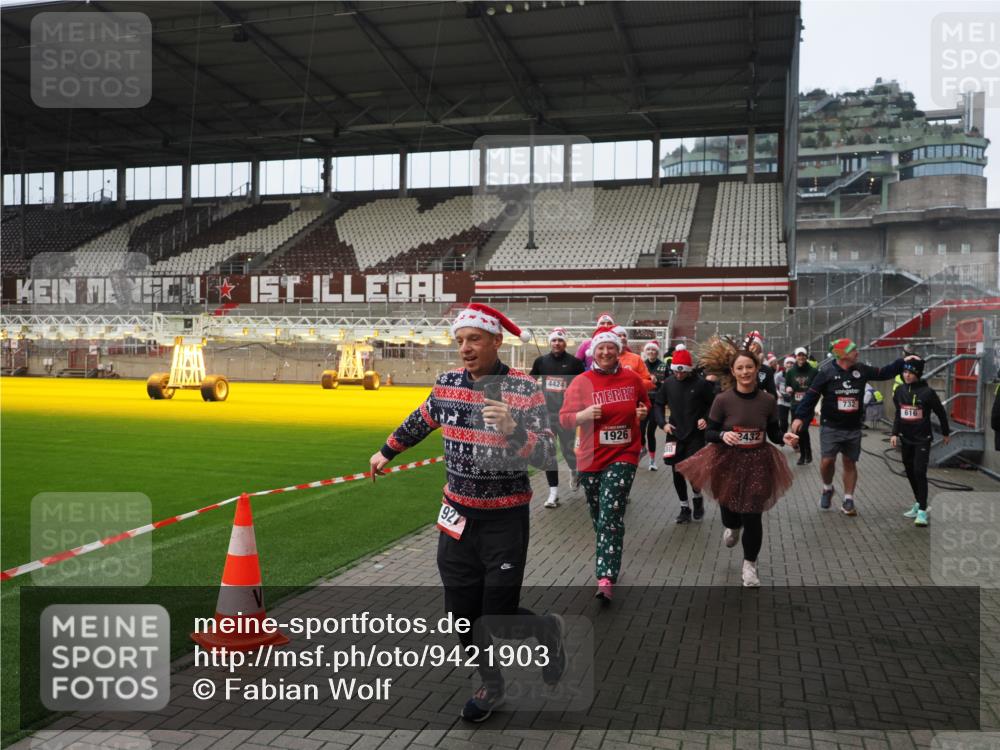07.12.2025 - St. Pauli X-Mass-Run No. 15 Fabian Wolf http://msf.ph/oto/9421903 07.12.2025 11:48:34 Ziel 616, 732, 1891, 1911, 1926, 1927, 2008, 2432, 3023, 3388, 3635, 3638, 3646, 3657, 4134, 4423, 4424, 4426, 4477, 4480 meine-sportfotos.de