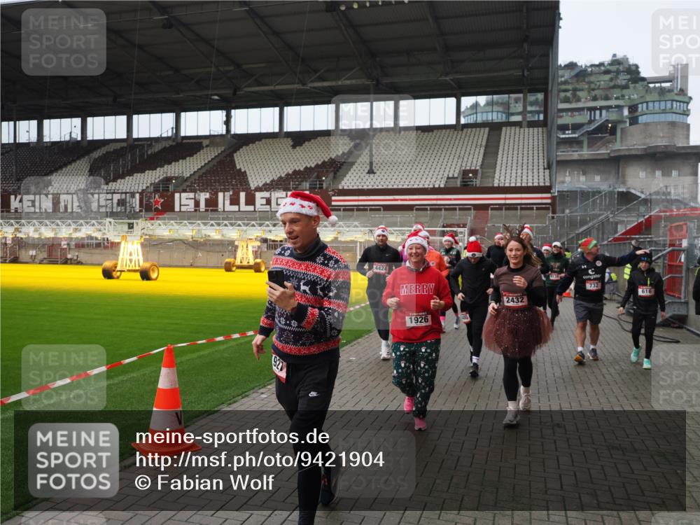 07.12.2025 - St. Pauli X-Mass-Run No. 15 Fabian Wolf http://msf.ph/oto/9421904 07.12.2025 11:48:34 Ziel 616, 732, 1891, 1911, 1926, 1927, 2008, 2432, 3023, 3388, 3635, 3638, 3646, 3657, 4134, 4423, 4424, 4426, 4477, 4480 meine-sportfotos.de