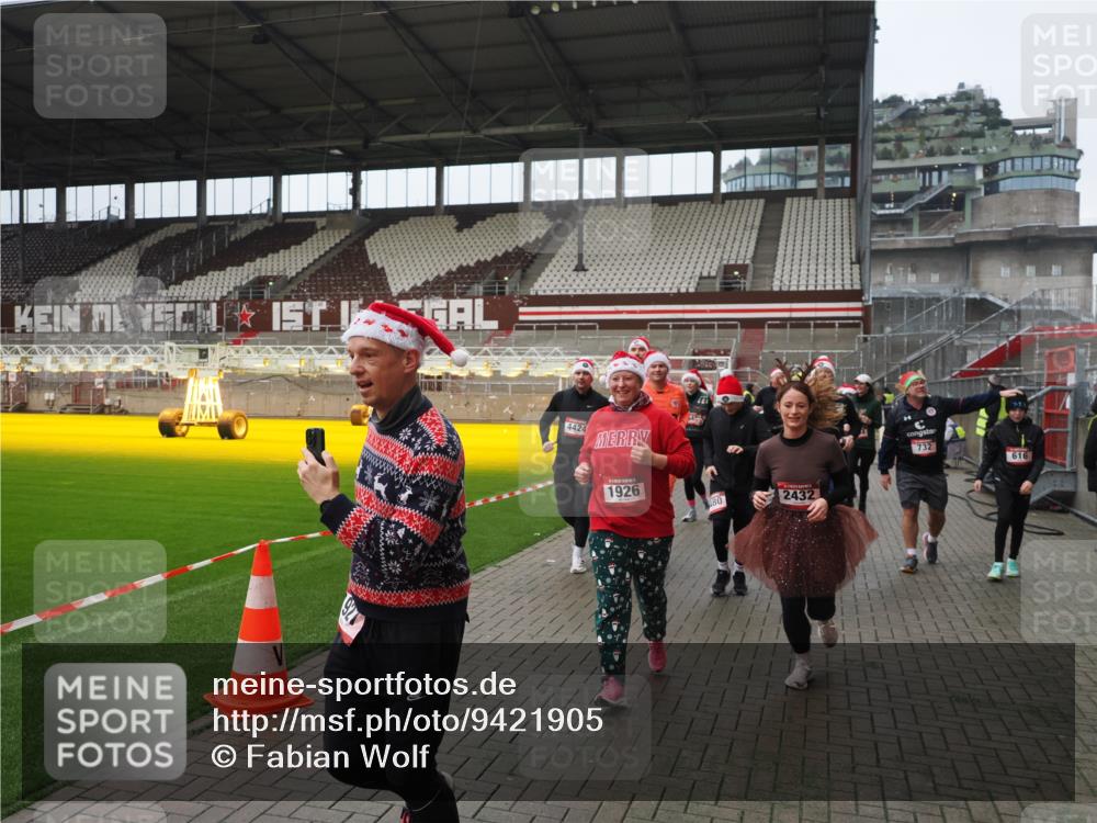 07.12.2025 - St. Pauli X-Mass-Run No. 15 Fabian Wolf http://msf.ph/oto/9421905 07.12.2025 11:48:35 Ziel 616, 732, 1891, 1911, 1926, 1927, 2008, 2432, 3023, 3388, 3635, 3638, 3646, 3926, 4134, 4423, 4424, 4426, 4477, 4480 meine-sportfotos.de