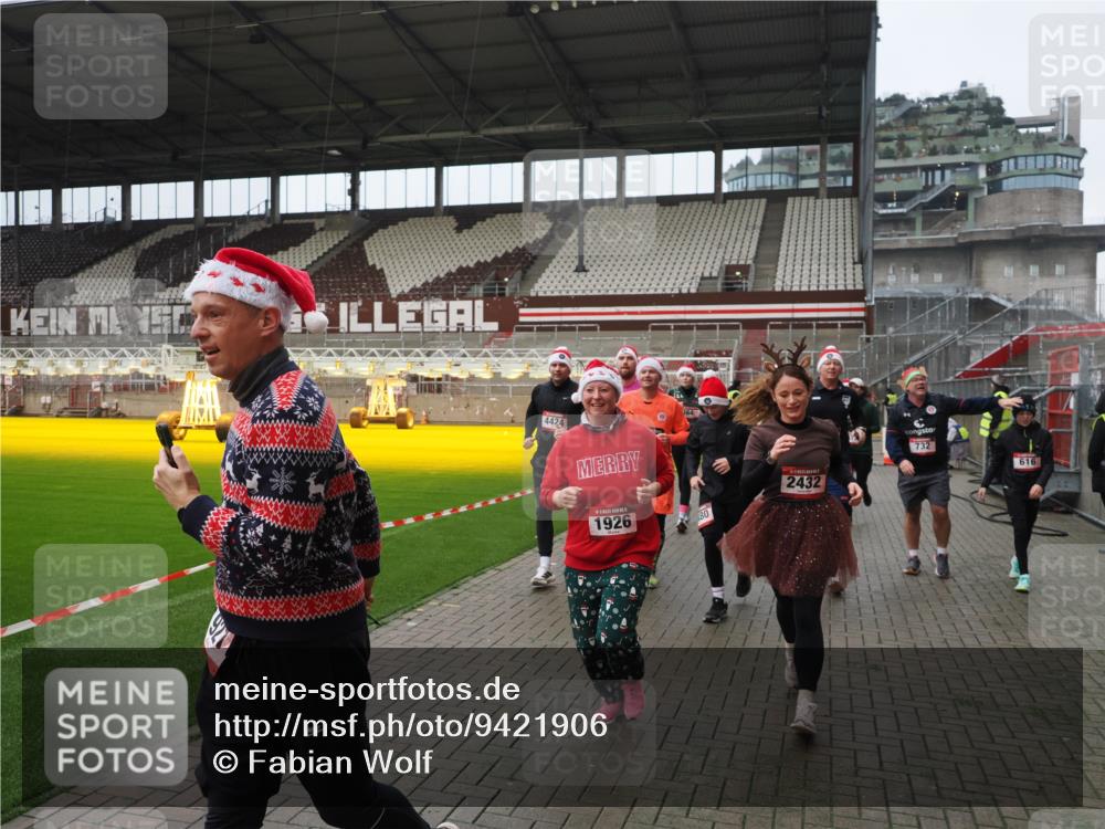 07.12.2025 - St. Pauli X-Mass-Run No. 15 Fabian Wolf http://msf.ph/oto/9421906 07.12.2025 11:48:35 Ziel 616, 732, 1891, 1911, 1926, 1927, 2008, 2432, 3023, 3388, 3635, 3638, 3646, 3926, 4134, 4423, 4424, 4426, 4477, 4480 meine-sportfotos.de