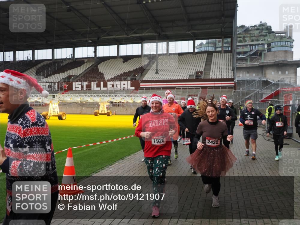 07.12.2025 - St. Pauli X-Mass-Run No. 15 Fabian Wolf http://msf.ph/oto/9421907 07.12.2025 11:48:35 Ziel 616, 732, 1891, 1911, 1926, 1927, 2008, 2432, 3023, 3388, 3635, 3638, 3646, 3926, 4134, 4423, 4424, 4426, 4477, 4480 meine-sportfotos.de