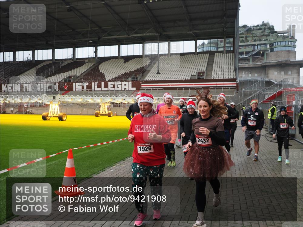 07.12.2025 - St. Pauli X-Mass-Run No. 15 Fabian Wolf http://msf.ph/oto/9421908 07.12.2025 11:48:35 Ziel 616, 732, 1891, 1911, 1926, 1927, 2008, 2432, 3023, 3388, 3635, 3638, 3646, 3926, 4134, 4423, 4424, 4426, 4477, 4480 meine-sportfotos.de