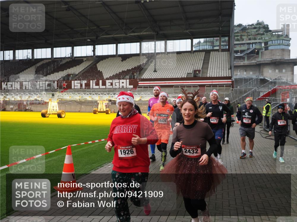 07.12.2025 - St. Pauli X-Mass-Run No. 15 Fabian Wolf http://msf.ph/oto/9421909 07.12.2025 11:48:35 Ziel 616, 732, 1891, 1911, 1926, 1927, 2008, 2432, 3023, 3388, 3635, 3638, 3646, 3926, 4134, 4423, 4424, 4426, 4477, 4480 meine-sportfotos.de