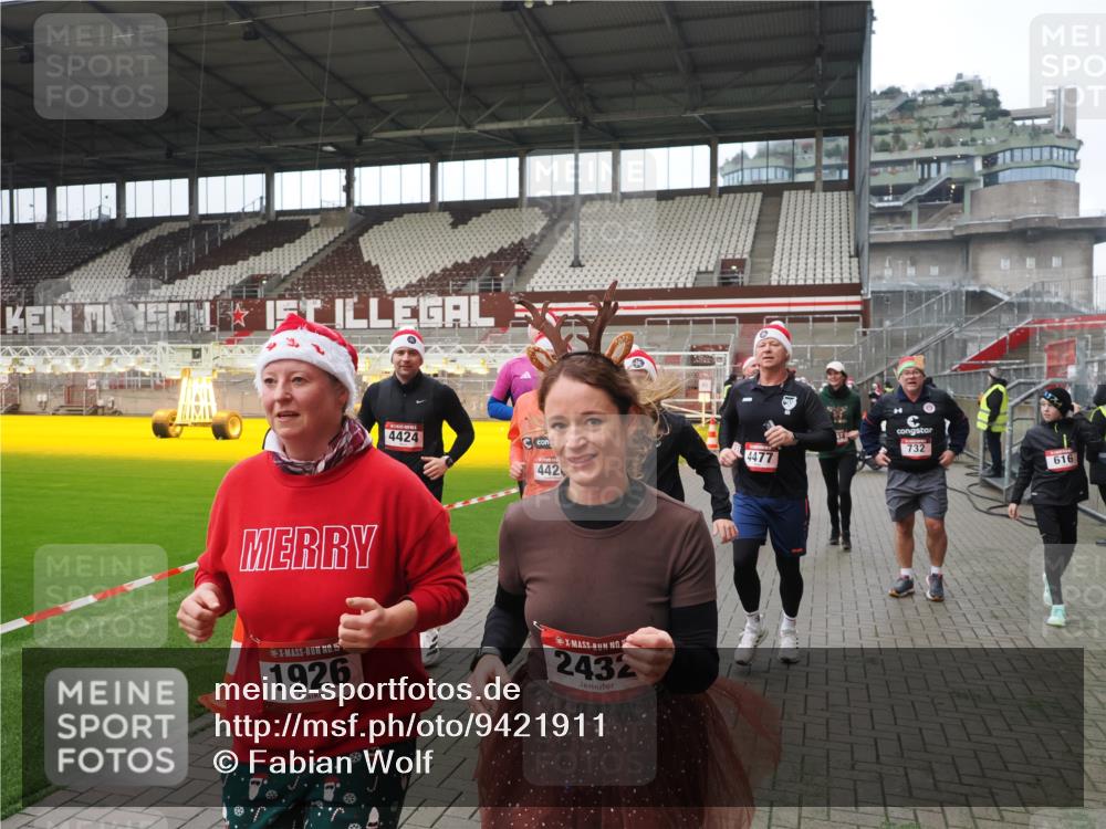 07.12.2025 - St. Pauli X-Mass-Run No. 15 Fabian Wolf http://msf.ph/oto/9421911 07.12.2025 11:48:36 Ziel 616, 732, 1891, 1911, 1926, 1927, 2008, 2075, 2432, 3023, 3388, 3635, 3638, 3646, 3926, 4134, 4423, 4424, 4426, 4477, 4480 meine-sportfotos.de