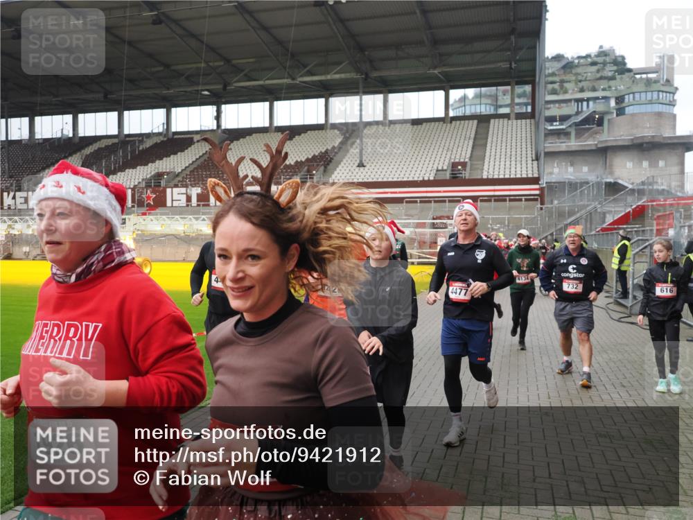 07.12.2025 - St. Pauli X-Mass-Run No. 15 Fabian Wolf http://msf.ph/oto/9421912 07.12.2025 11:48:36 Ziel 616, 732, 1891, 1911, 1926, 1927, 2008, 2075, 2432, 3023, 3388, 3635, 3638, 3646, 3926, 4134, 4423, 4424, 4426, 4477, 4480 meine-sportfotos.de