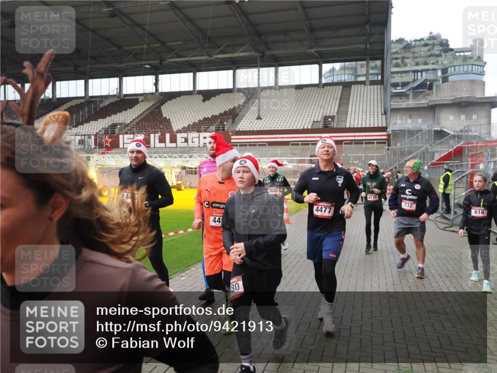 07.12.2025 - St. Pauli X-Mass-Run No. 15 Fabian Wolf http://msf.ph/oto/9421913 07.12.2025 11:48:36 Ziel 616, 732, 1891, 1911, 1926, 1927, 2008, 2075, 2432, 3023, 3388, 3635, 3638, 3646, 3926, 4134, 4423, 4424, 4426, 4477, 4480 meine-sportfotos.de