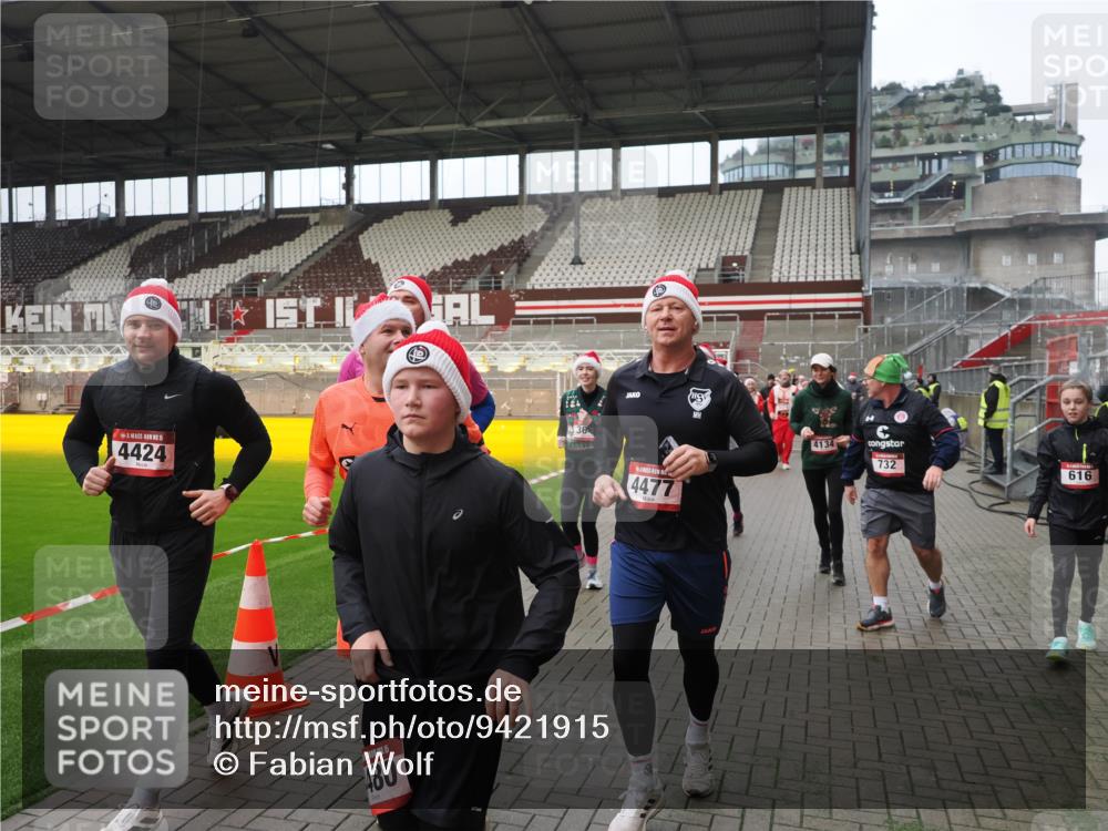 07.12.2025 - St. Pauli X-Mass-Run No. 15 Fabian Wolf http://msf.ph/oto/9421915 07.12.2025 11:48:37 Ziel 616, 732, 1891, 1911, 1926, 1927, 2008, 2075, 2148, 2432, 3023, 3388, 3646, 3926, 4134, 4423, 4424, 4426, 4477, 4480 meine-sportfotos.de
