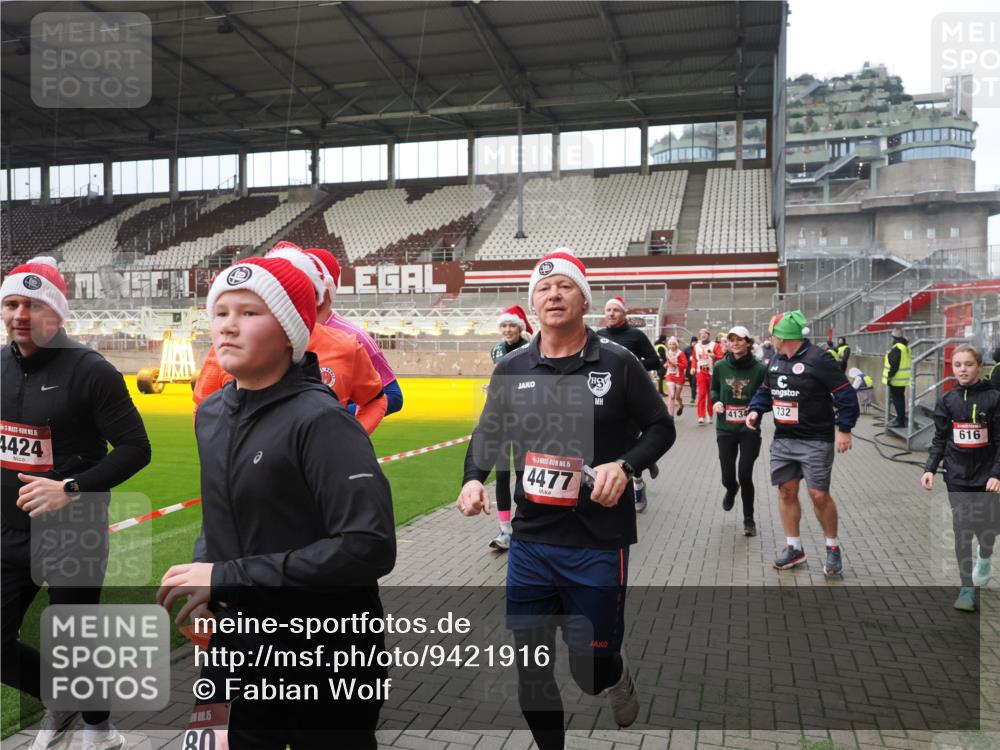 07.12.2025 - St. Pauli X-Mass-Run No. 15 Fabian Wolf http://msf.ph/oto/9421916 07.12.2025 11:48:37 Ziel 616, 732, 1891, 1911, 1926, 1927, 2008, 2075, 2148, 2432, 3023, 3388, 3646, 3926, 4134, 4423, 4424, 4426, 4477, 4480 meine-sportfotos.de