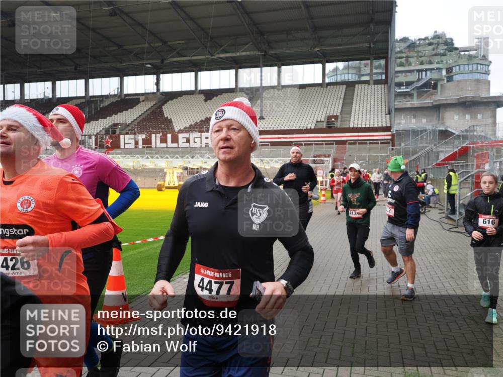 07.12.2025 - St. Pauli X-Mass-Run No. 15 Fabian Wolf http://msf.ph/oto/9421918 07.12.2025 11:48:37 Ziel 616, 732, 1891, 1911, 1926, 1927, 2008, 2075, 2148, 2432, 3023, 3388, 3646, 3926, 4134, 4423, 4424, 4426, 4477, 4480 meine-sportfotos.de