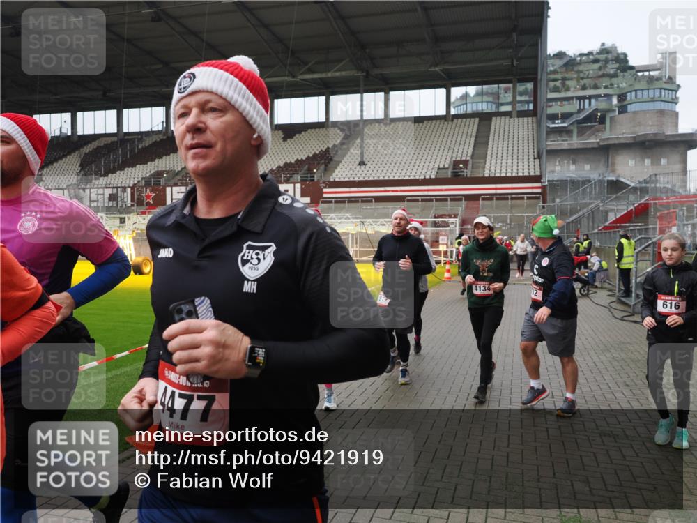07.12.2025 - St. Pauli X-Mass-Run No. 15 Fabian Wolf http://msf.ph/oto/9421919 07.12.2025 11:48:37 Ziel 616, 732, 1891, 1911, 1926, 1927, 2008, 2075, 2148, 2432, 3023, 3388, 3646, 3926, 4134, 4423, 4424, 4426, 4477, 4480 meine-sportfotos.de