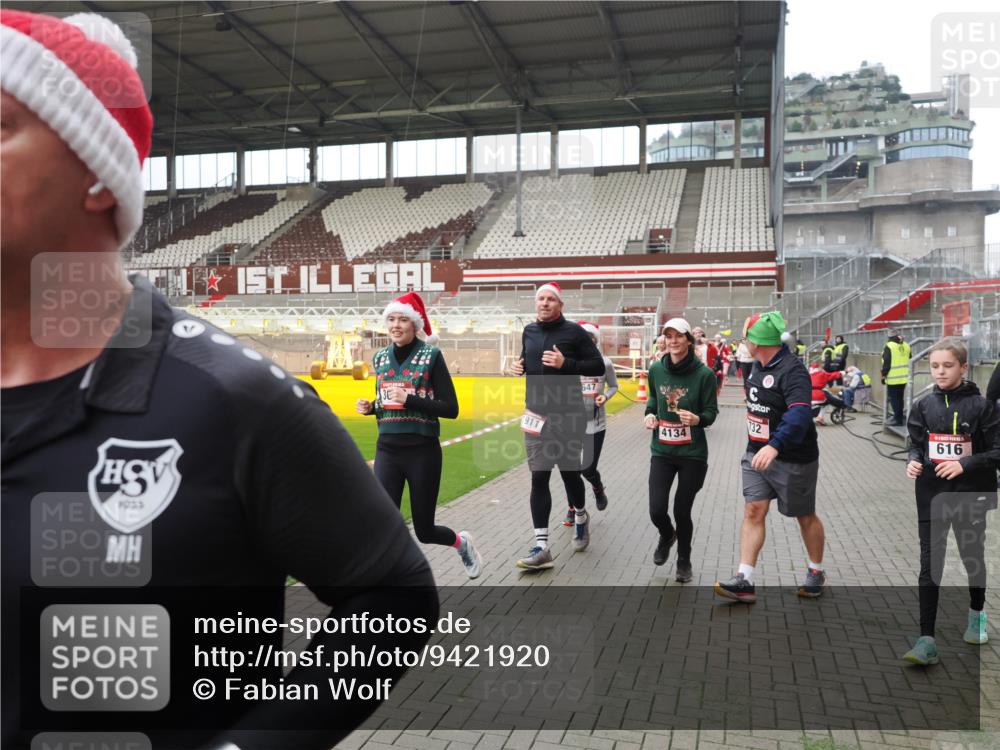 07.12.2025 - St. Pauli X-Mass-Run No. 15 Fabian Wolf http://msf.ph/oto/9421920 07.12.2025 11:48:38 Ziel 616, 732, 1613, 1891, 1911, 1926, 1927, 2008, 2075, 2148, 2432, 3023, 3388, 3646, 3926, 4134, 4423, 4424, 4426, 4477, 4480 meine-sportfotos.de