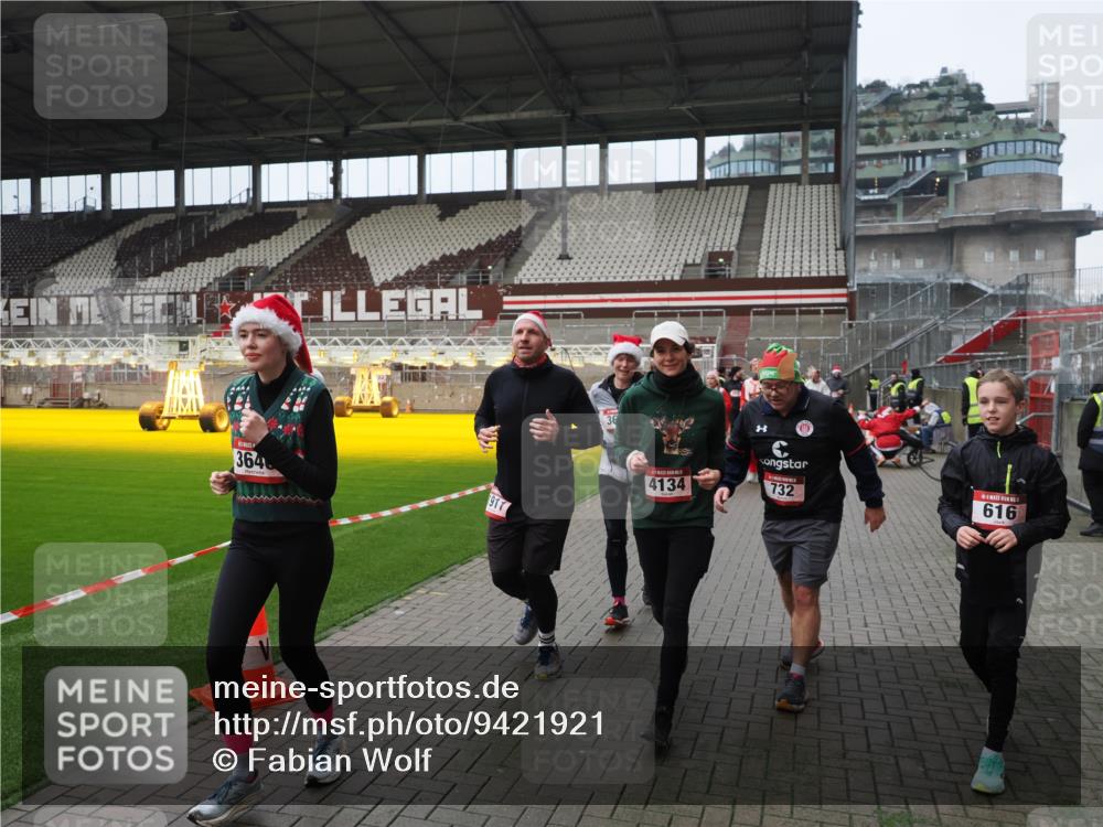 07.12.2025 - St. Pauli X-Mass-Run No. 15 Fabian Wolf http://msf.ph/oto/9421921 07.12.2025 11:48:38 Ziel 616, 732, 1613, 1891, 1911, 1926, 1927, 2008, 2075, 2148, 2432, 3023, 3388, 3646, 3926, 4134, 4423, 4424, 4426, 4477, 4480 meine-sportfotos.de