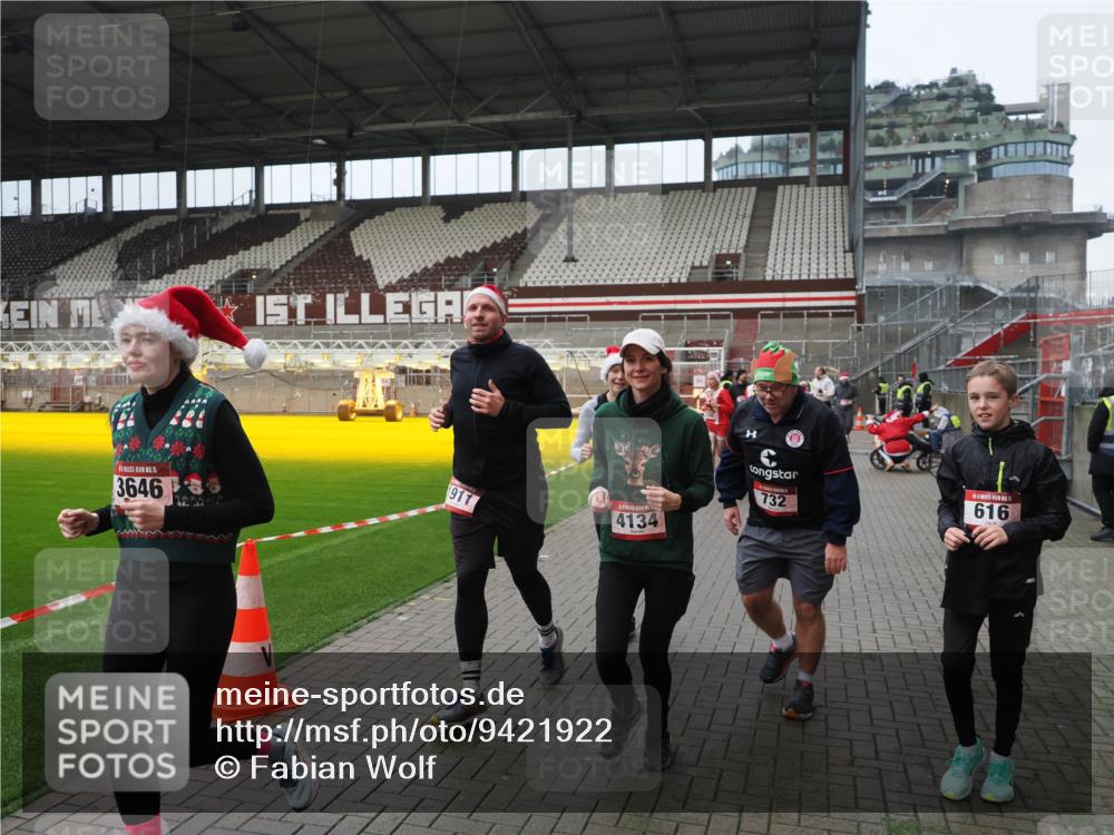 07.12.2025 - St. Pauli X-Mass-Run No. 15 Fabian Wolf http://msf.ph/oto/9421922 07.12.2025 11:48:38 Ziel 616, 732, 1613, 1891, 1911, 1926, 1927, 2008, 2075, 2148, 2432, 3023, 3388, 3646, 3926, 4134, 4423, 4424, 4426, 4477, 4480 meine-sportfotos.de