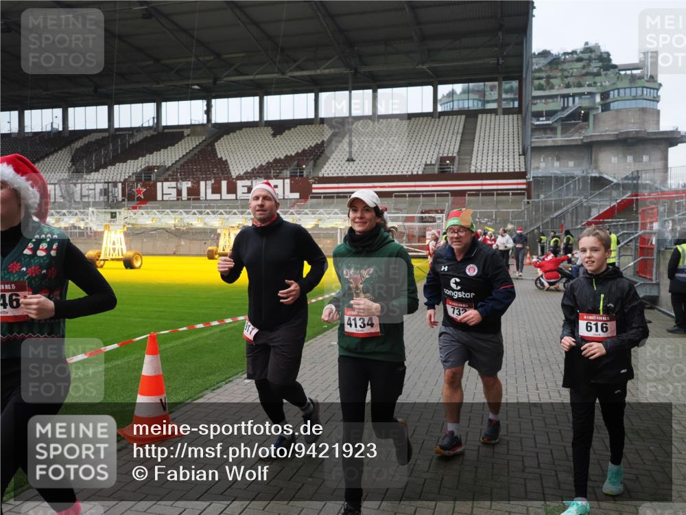 07.12.2025 - St. Pauli X-Mass-Run No. 15 Fabian Wolf http://msf.ph/oto/9421923 07.12.2025 11:48:39 Ziel 616, 732, 1613, 1891, 1911, 1926, 1927, 2008, 2075, 2148, 2432, 2717, 2718, 3023, 3388, 3646, 3926, 4134, 4423, 4424, 4426, 4477, 4480 meine-sportfotos.de