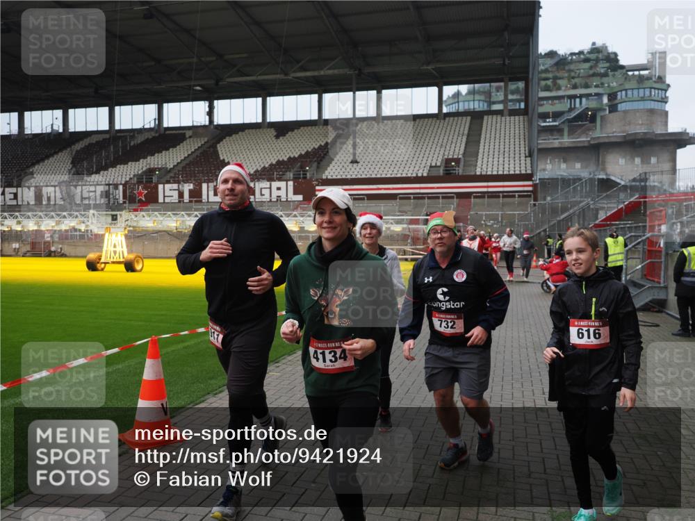 07.12.2025 - St. Pauli X-Mass-Run No. 15 Fabian Wolf http://msf.ph/oto/9421924 07.12.2025 11:48:39 Ziel 616, 732, 1613, 1891, 1911, 1926, 1927, 2008, 2075, 2148, 2432, 2717, 2718, 3023, 3388, 3646, 3926, 4134, 4423, 4424, 4426, 4477, 4480 meine-sportfotos.de