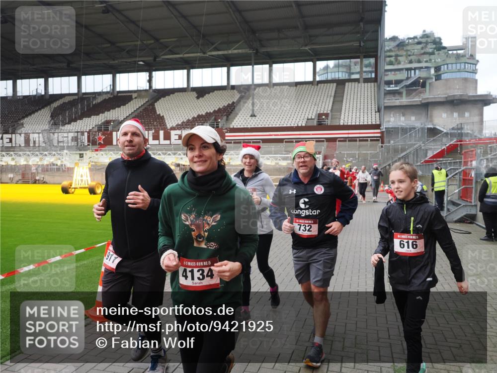 07.12.2025 - St. Pauli X-Mass-Run No. 15 Fabian Wolf http://msf.ph/oto/9421925 07.12.2025 11:48:39 Ziel 616, 732, 1613, 1891, 1911, 1926, 1927, 2008, 2075, 2148, 2432, 2717, 2718, 3023, 3388, 3646, 3926, 4134, 4423, 4424, 4426, 4477, 4480 meine-sportfotos.de