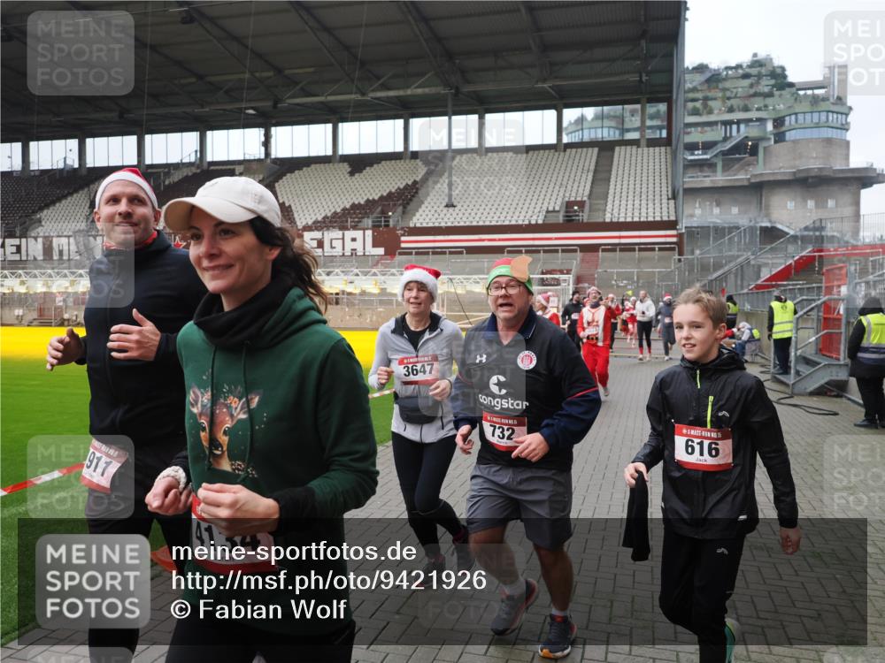 07.12.2025 - St. Pauli X-Mass-Run No. 15 Fabian Wolf http://msf.ph/oto/9421926 07.12.2025 11:48:39 Ziel 616, 732, 1613, 1891, 1911, 1926, 1927, 2008, 2075, 2148, 2432, 2717, 2718, 3023, 3388, 3646, 3926, 4134, 4423, 4424, 4426, 4477, 4480 meine-sportfotos.de