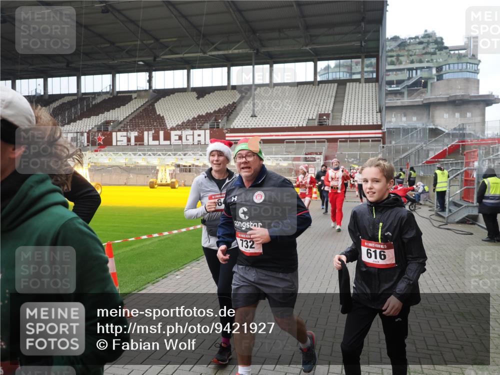 07.12.2025 - St. Pauli X-Mass-Run No. 15 Fabian Wolf http://msf.ph/oto/9421927 07.12.2025 11:48:39 Ziel 616, 732, 1613, 1891, 1911, 1926, 1927, 2008, 2075, 2148, 2432, 2717, 2718, 3023, 3388, 3646, 3926, 4134, 4423, 4424, 4426, 4477, 4480 meine-sportfotos.de