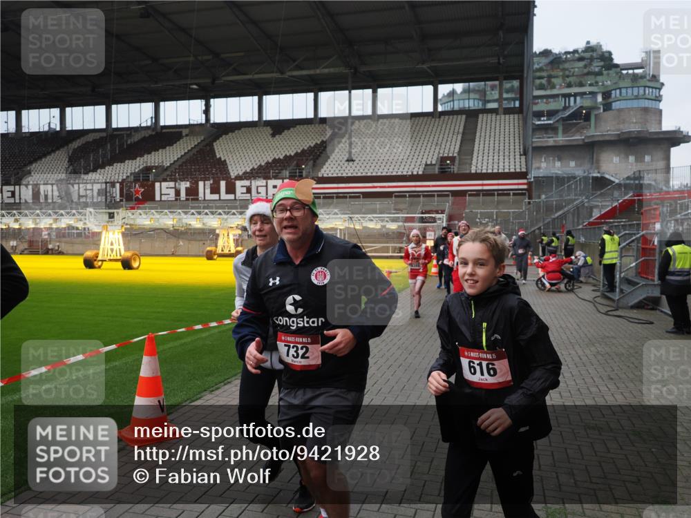 07.12.2025 - St. Pauli X-Mass-Run No. 15 Fabian Wolf http://msf.ph/oto/9421928 07.12.2025 11:48:40 Ziel 616, 732, 1613, 1891, 1911, 1926, 1927, 2008, 2075, 2148, 2432, 2717, 2718, 3023, 3388, 3646, 3926, 4134, 4423, 4424, 4426, 4477, 4480 meine-sportfotos.de
