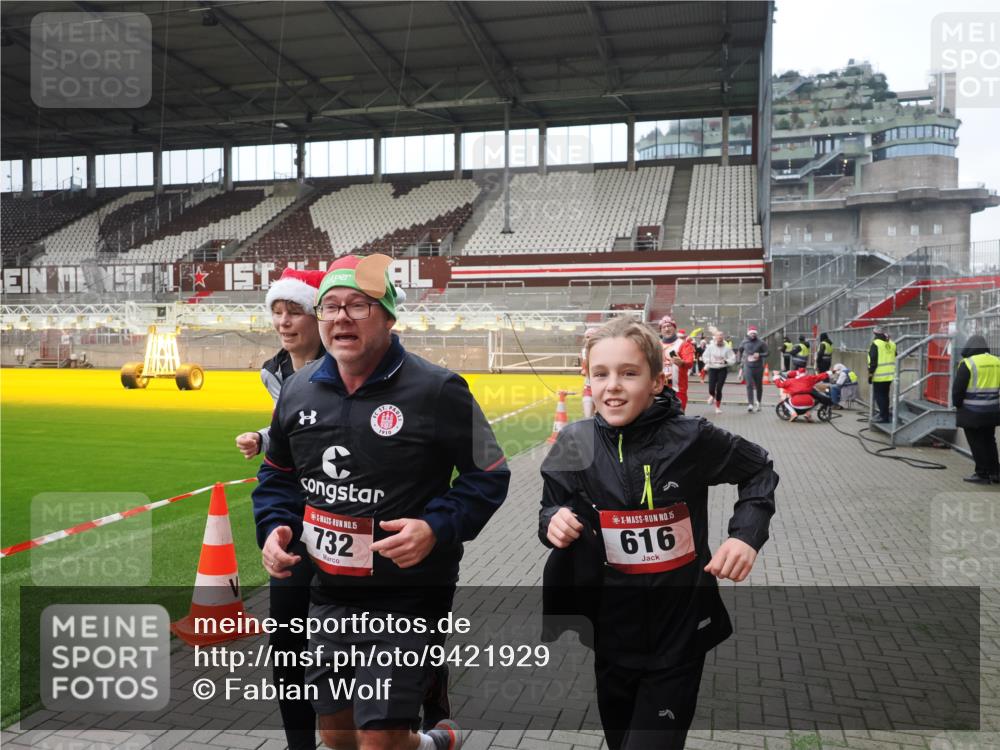 07.12.2025 - St. Pauli X-Mass-Run No. 15 Fabian Wolf http://msf.ph/oto/9421929 07.12.2025 11:48:40 Ziel 616, 732, 1613, 1891, 1911, 1926, 1927, 2008, 2075, 2148, 2432, 2717, 2718, 3023, 3388, 3646, 3926, 4134, 4423, 4424, 4426, 4477, 4480 meine-sportfotos.de