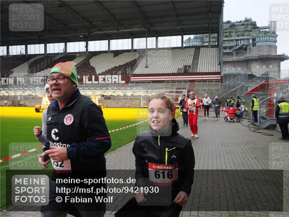 07.12.2025 - St. Pauli X-Mass-Run No. 15 Fabian Wolf http://msf.ph/oto/9421930 07.12.2025 11:48:40 Ziel 616, 732, 1613, 1891, 1911, 1926, 1927, 2008, 2075, 2148, 2432, 2717, 2718, 3023, 3388, 3646, 3926, 4134, 4423, 4424, 4426, 4477, 4480 meine-sportfotos.de