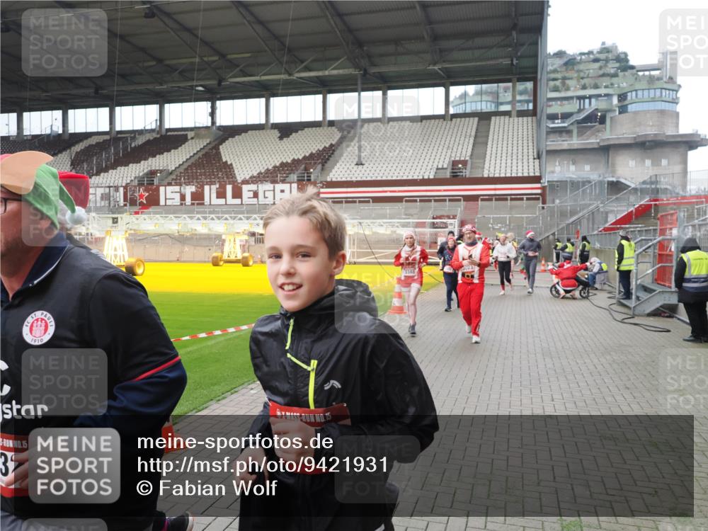 07.12.2025 - St. Pauli X-Mass-Run No. 15 Fabian Wolf http://msf.ph/oto/9421931 07.12.2025 11:48:40 Ziel 616, 732, 1613, 1891, 1911, 1926, 1927, 2008, 2075, 2148, 2432, 2717, 2718, 3023, 3388, 3646, 3926, 4134, 4423, 4424, 4426, 4477, 4480 meine-sportfotos.de