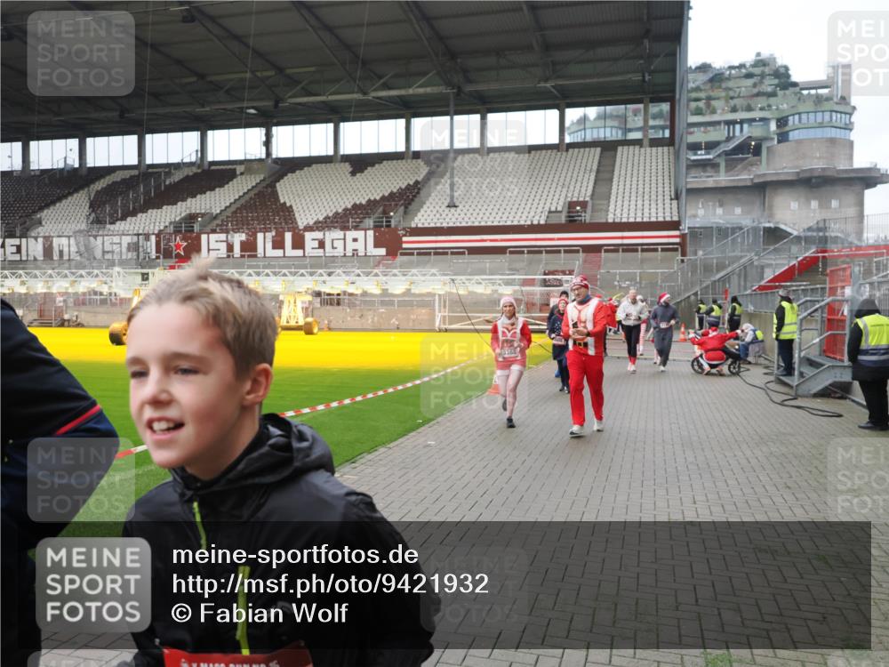 07.12.2025 - St. Pauli X-Mass-Run No. 15 Fabian Wolf http://msf.ph/oto/9421932 07.12.2025 11:48:40 Ziel 616, 732, 1613, 1891, 1911, 1926, 1927, 2008, 2075, 2148, 2432, 2717, 2718, 3023, 3388, 3646, 3926, 4134, 4423, 4424, 4426, 4477, 4480 meine-sportfotos.de