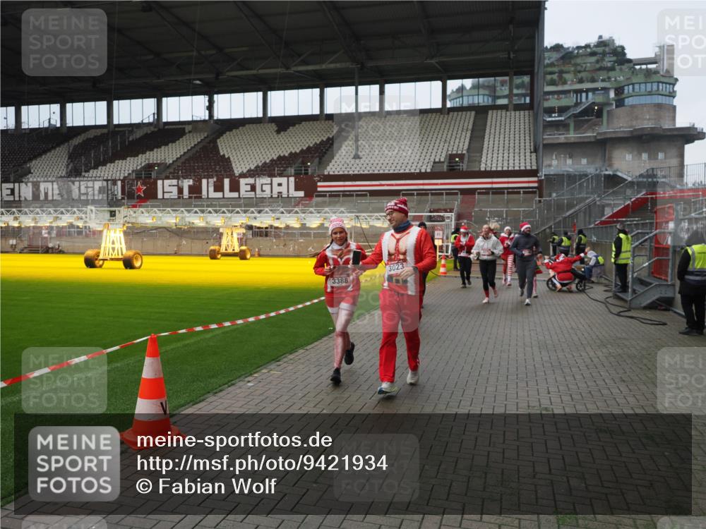07.12.2025 - St. Pauli X-Mass-Run No. 15 Fabian Wolf http://msf.ph/oto/9421934 07.12.2025 11:48:42 Ziel 616, 732, 1613, 1891, 1911, 1926, 1927, 1966, 1967, 2008, 2075, 2148, 2432, 2717, 2718, 3023, 3388, 3646, 3926, 4134, 4423, 4424, 4426, 4477, 4480 meine-sportfotos.de