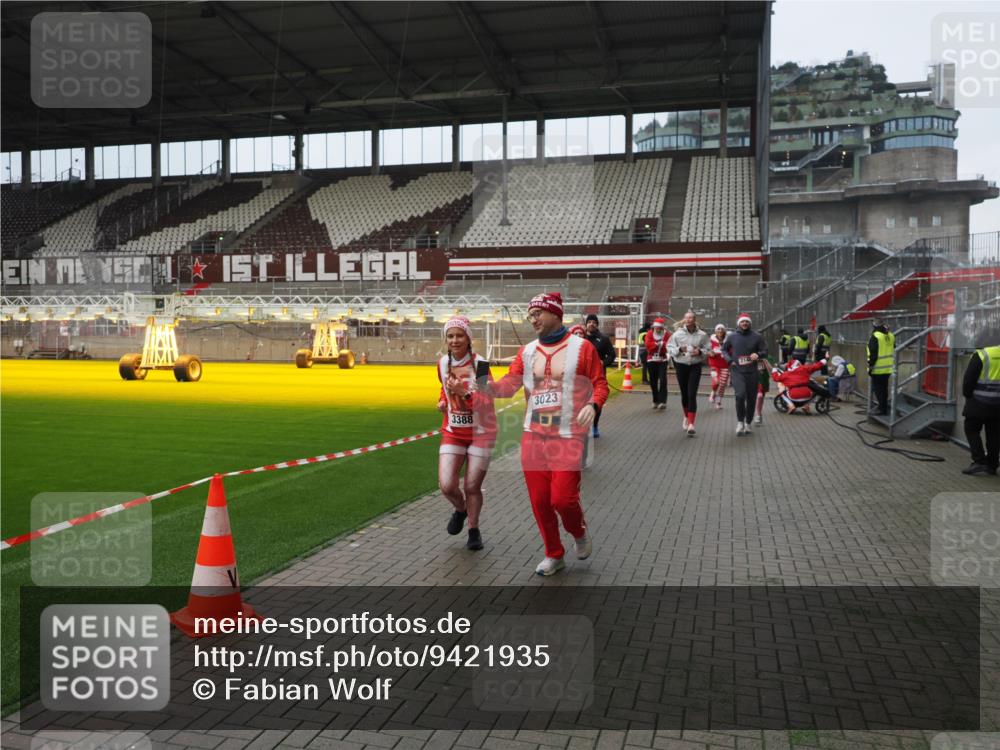 07.12.2025 - St. Pauli X-Mass-Run No. 15 Fabian Wolf http://msf.ph/oto/9421935 07.12.2025 11:48:42 Ziel 616, 732, 1613, 1891, 1911, 1926, 1927, 1966, 1967, 2008, 2075, 2148, 2432, 2717, 2718, 3023, 3388, 3646, 3926, 4134, 4423, 4424, 4426, 4477, 4480 meine-sportfotos.de