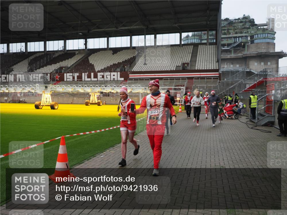 07.12.2025 - St. Pauli X-Mass-Run No. 15 Fabian Wolf http://msf.ph/oto/9421936 07.12.2025 11:48:42 Ziel 616, 732, 1613, 1891, 1911, 1926, 1927, 1966, 1967, 2008, 2075, 2148, 2432, 2717, 2718, 3023, 3388, 3646, 3926, 4134, 4423, 4424, 4426, 4477, 4480 meine-sportfotos.de