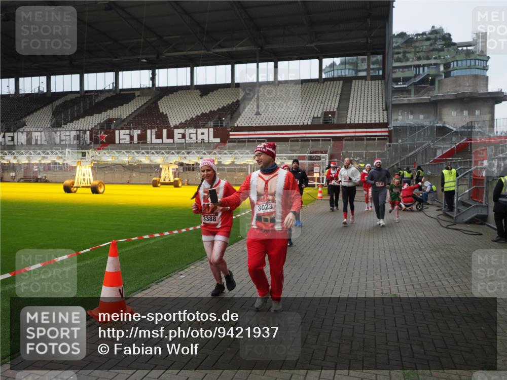 07.12.2025 - St. Pauli X-Mass-Run No. 15 Fabian Wolf http://msf.ph/oto/9421937 07.12.2025 11:48:42 Ziel 616, 732, 1613, 1891, 1911, 1926, 1927, 1966, 1967, 2008, 2075, 2148, 2432, 2717, 2718, 3023, 3388, 3646, 3926, 4134, 4423, 4424, 4426, 4477, 4480 meine-sportfotos.de