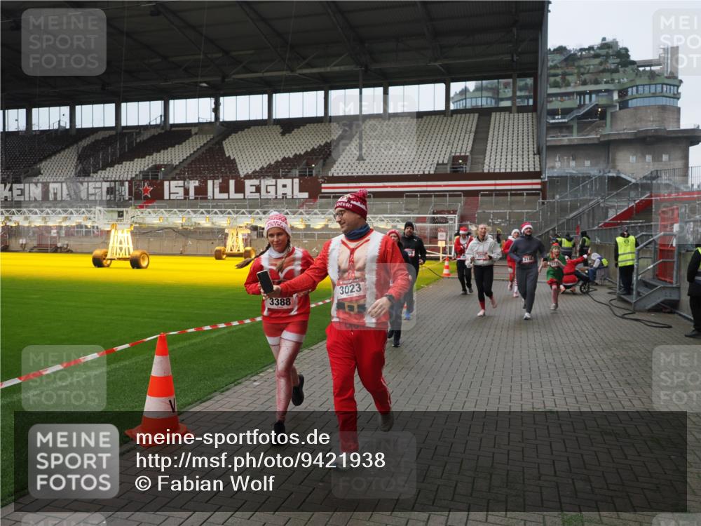 07.12.2025 - St. Pauli X-Mass-Run No. 15 Fabian Wolf http://msf.ph/oto/9421938 07.12.2025 11:48:43 Ziel 616, 732, 1613, 1891, 1911, 1926, 1927, 1966, 1967, 2008, 2075, 2148, 2432, 2717, 2718, 3023, 3388, 3646, 3926, 4134, 4423, 4424, 4426, 4477, 4480 meine-sportfotos.de