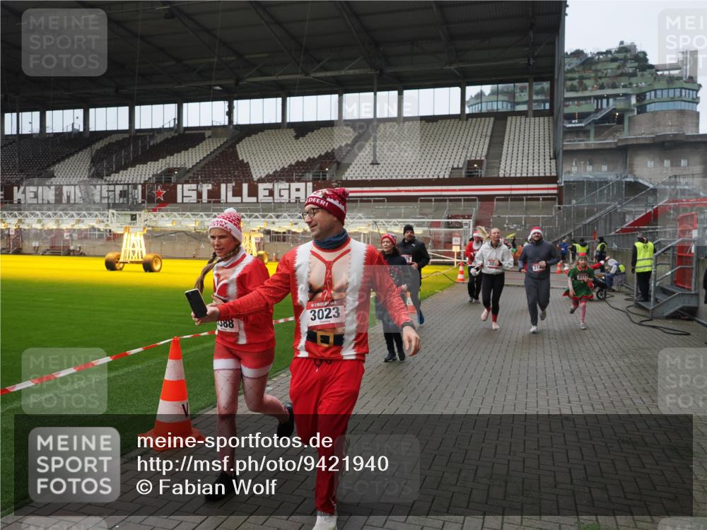 07.12.2025 - St. Pauli X-Mass-Run No. 15 Fabian Wolf http://msf.ph/oto/9421940 07.12.2025 11:48:43 Ziel 616, 732, 1613, 1891, 1911, 1926, 1927, 1966, 1967, 2008, 2075, 2148, 2432, 2717, 2718, 3023, 3388, 3646, 3926, 4134, 4423, 4424, 4426, 4477, 4480 meine-sportfotos.de
