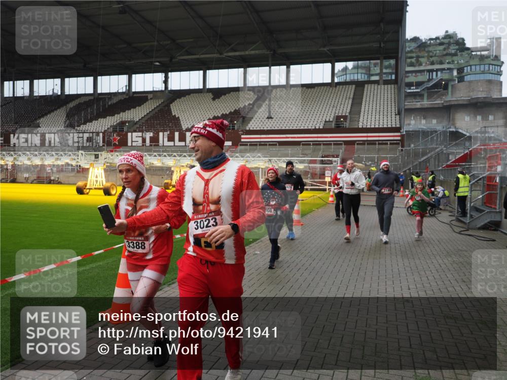 07.12.2025 - St. Pauli X-Mass-Run No. 15 Fabian Wolf http://msf.ph/oto/9421941 07.12.2025 11:48:43 Ziel 616, 732, 1613, 1891, 1911, 1926, 1927, 1966, 1967, 2008, 2075, 2148, 2432, 2717, 2718, 3023, 3388, 3646, 3926, 4134, 4423, 4424, 4426, 4477, 4480 meine-sportfotos.de