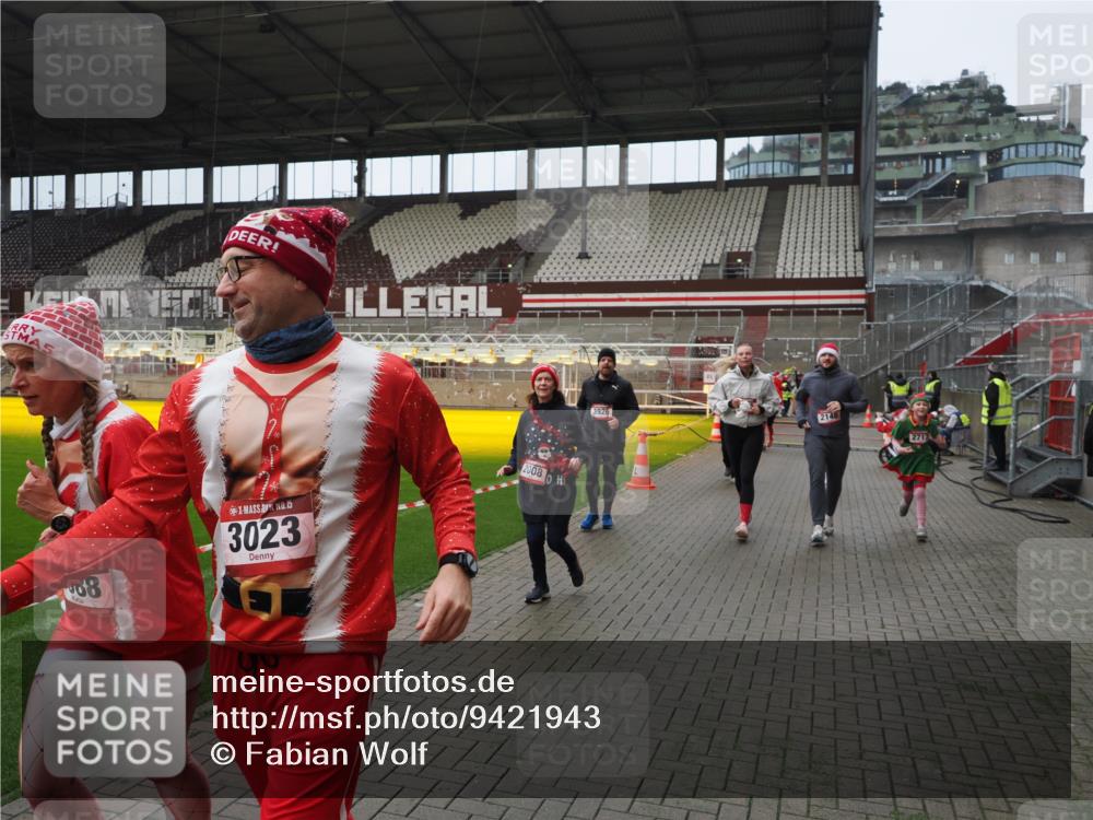 07.12.2025 - St. Pauli X-Mass-Run No. 15 Fabian Wolf http://msf.ph/oto/9421943 07.12.2025 11:48:44 Ziel 732, 1613, 1891, 1911, 1926, 1927, 1966, 1967, 2008, 2075, 2148, 2432, 2717, 2718, 3023, 3388, 3646, 3926, 4134, 4423, 4424, 4426, 4477, 4480 meine-sportfotos.de