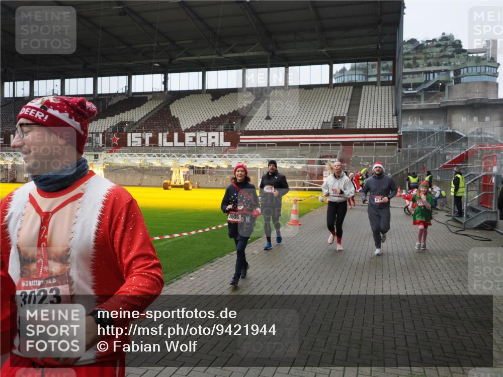 07.12.2025 - St. Pauli X-Mass-Run No. 15 Fabian Wolf http://msf.ph/oto/9421944 07.12.2025 11:48:44 Ziel 732, 1613, 1891, 1911, 1926, 1927, 1966, 1967, 2008, 2075, 2148, 2432, 2717, 2718, 3023, 3388, 3646, 3926, 4134, 4423, 4424, 4426, 4477, 4480 meine-sportfotos.de