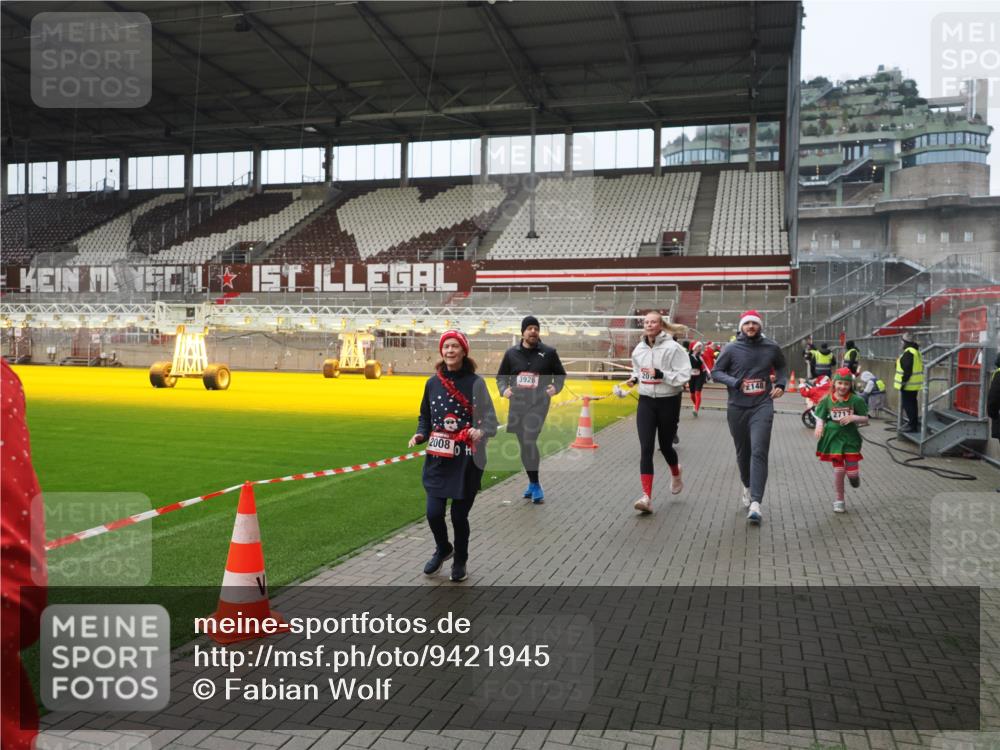07.12.2025 - St. Pauli X-Mass-Run No. 15 Fabian Wolf http://msf.ph/oto/9421945 07.12.2025 11:48:44 Ziel 732, 1613, 1891, 1911, 1926, 1927, 1966, 1967, 2008, 2075, 2148, 2432, 2717, 2718, 3023, 3388, 3646, 3926, 4134, 4423, 4424, 4426, 4477, 4480 meine-sportfotos.de