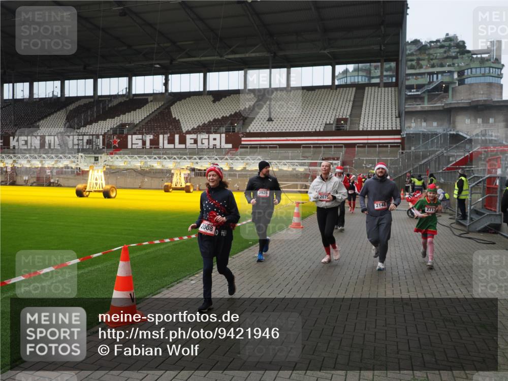 07.12.2025 - St. Pauli X-Mass-Run No. 15 Fabian Wolf http://msf.ph/oto/9421946 07.12.2025 11:48:44 Ziel 732, 1613, 1891, 1911, 1926, 1927, 1966, 1967, 2008, 2075, 2148, 2432, 2717, 2718, 3023, 3388, 3646, 3926, 4134, 4423, 4424, 4426, 4477, 4480 meine-sportfotos.de