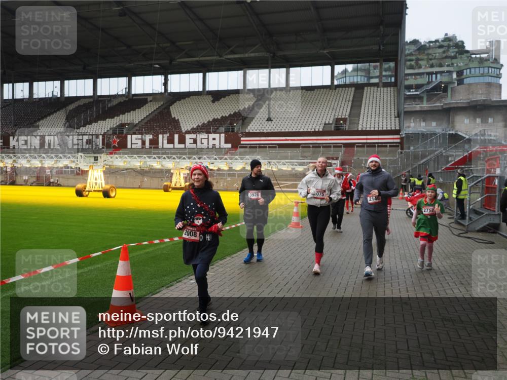 07.12.2025 - St. Pauli X-Mass-Run No. 15 Fabian Wolf http://msf.ph/oto/9421947 07.12.2025 11:48:44 Ziel 732, 1613, 1891, 1911, 1926, 1927, 1966, 1967, 2008, 2075, 2148, 2432, 2717, 2718, 3023, 3388, 3646, 3926, 4134, 4423, 4424, 4426, 4477, 4480 meine-sportfotos.de