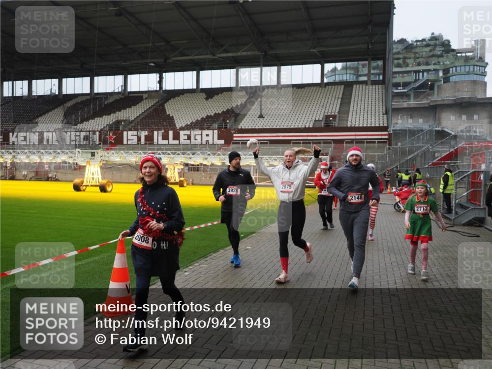 07.12.2025 - St. Pauli X-Mass-Run No. 15 Fabian Wolf http://msf.ph/oto/9421949 07.12.2025 11:48:45 Ziel 1613, 1891, 1911, 1926, 1966, 1967, 2008, 2075, 2148, 2432, 2717, 2718, 3023, 3388, 3646, 3926, 4134, 4423, 4424, 4426, 4477, 4480 meine-sportfotos.de