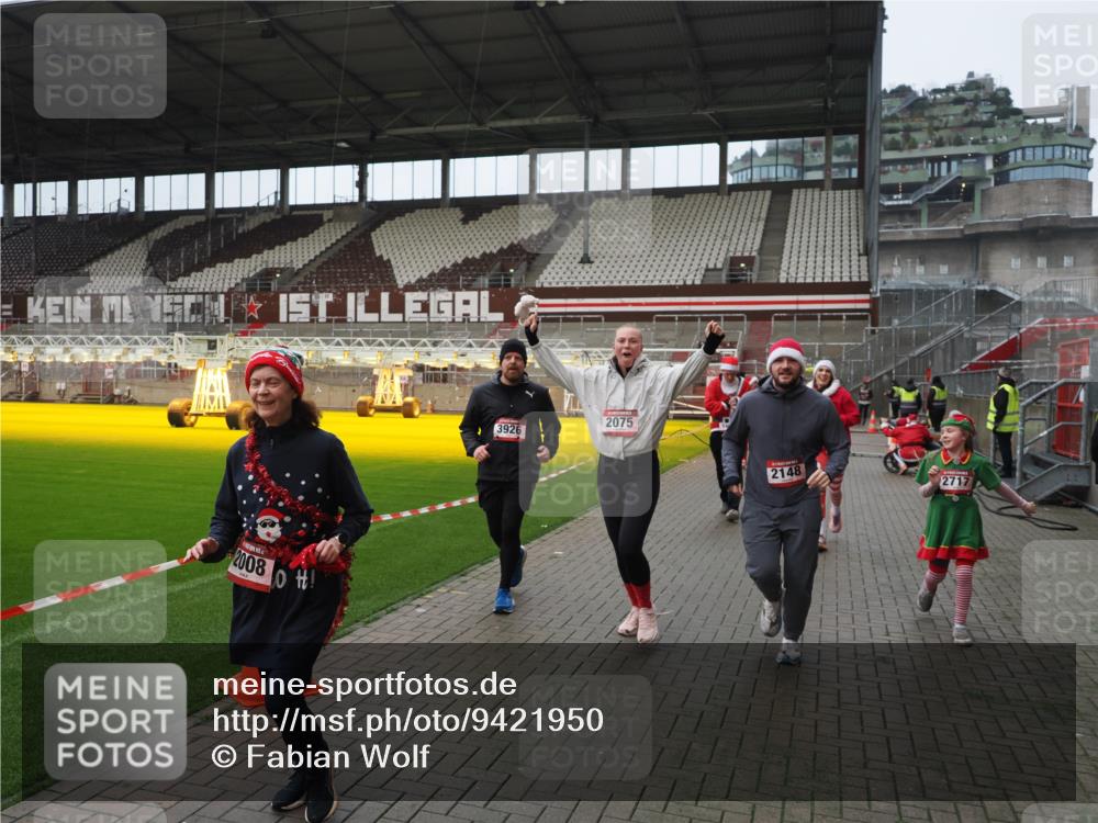 07.12.2025 - St. Pauli X-Mass-Run No. 15 Fabian Wolf http://msf.ph/oto/9421950 07.12.2025 11:48:45 Ziel 1613, 1891, 1911, 1926, 1966, 1967, 2008, 2075, 2148, 2432, 2717, 2718, 3023, 3388, 3646, 3926, 4134, 4423, 4424, 4426, 4477, 4480 meine-sportfotos.de