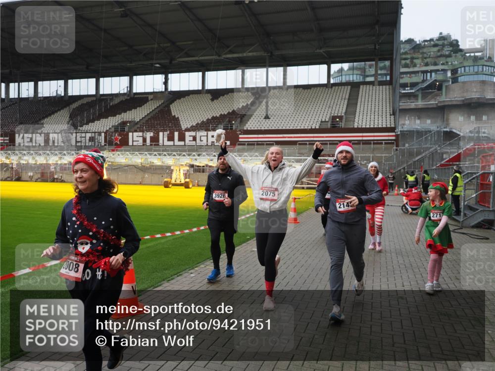 07.12.2025 - St. Pauli X-Mass-Run No. 15 Fabian Wolf http://msf.ph/oto/9421951 07.12.2025 11:48:45 Ziel 1613, 1891, 1911, 1926, 1966, 1967, 2008, 2075, 2148, 2432, 2717, 2718, 3023, 3388, 3646, 3926, 4134, 4423, 4424, 4426, 4477, 4480 meine-sportfotos.de