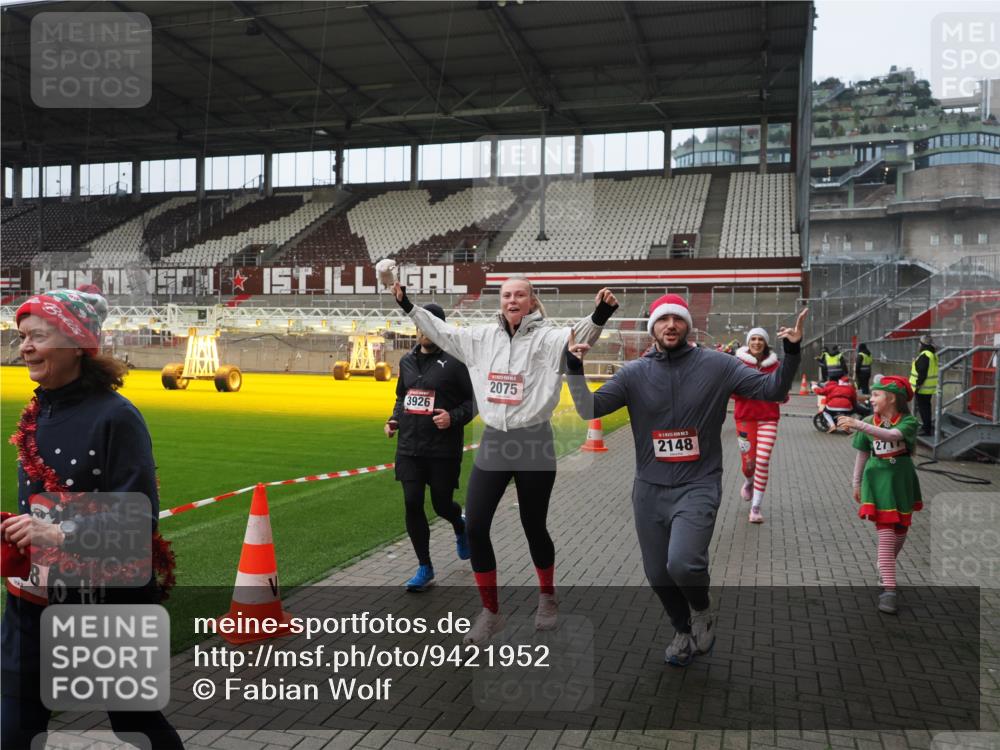 07.12.2025 - St. Pauli X-Mass-Run No. 15 Fabian Wolf http://msf.ph/oto/9421952 07.12.2025 11:48:45 Ziel 1613, 1891, 1911, 1926, 1966, 1967, 2008, 2075, 2148, 2432, 2717, 2718, 3023, 3388, 3646, 3926, 4134, 4423, 4424, 4426, 4477, 4480 meine-sportfotos.de