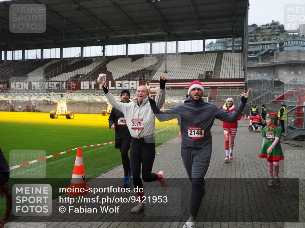 07.12.2025 - St. Pauli X-Mass-Run No. 15 Fabian Wolf http://msf.ph/oto/9421953 07.12.2025 11:48:46 Ziel 1613, 1891, 1911, 1926, 1966, 1967, 2008, 2075, 2148, 2432, 2717, 2718, 3023, 3388, 3646, 3926, 4134, 4423, 4424, 4426, 4477, 4480 meine-sportfotos.de